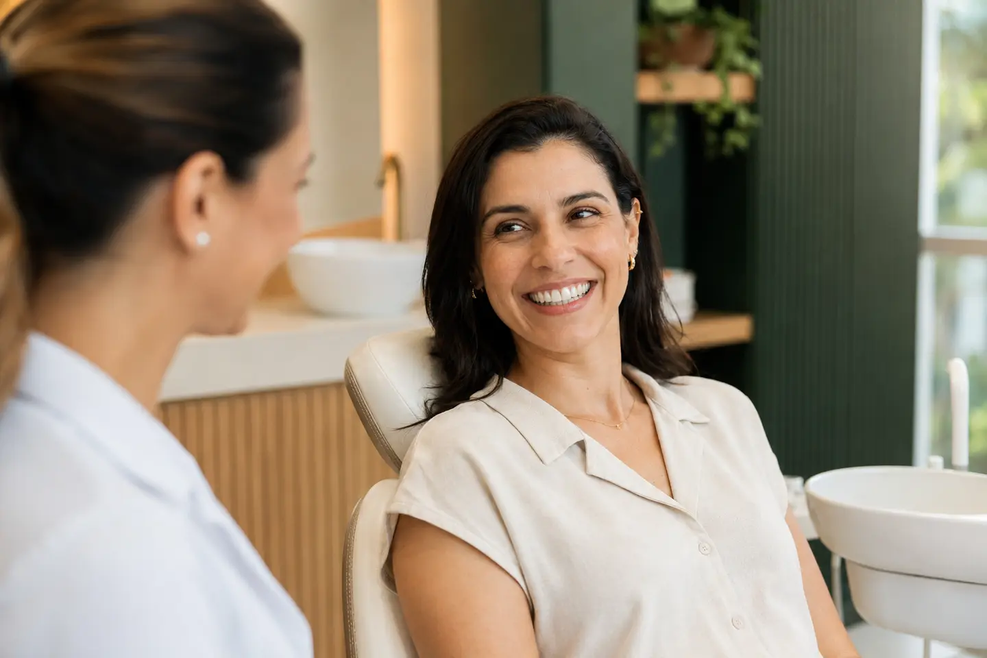 Paciente sorrindo naturalmente ao final de uma consulta odontológica
